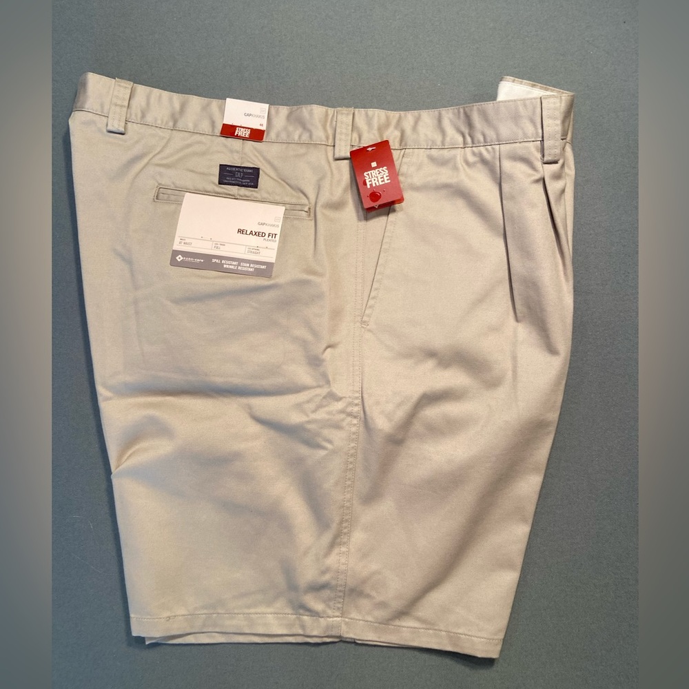 New Men’s Khaki Shorts Gap, Relaxed Fit, pleated front, wide leg, Size 46